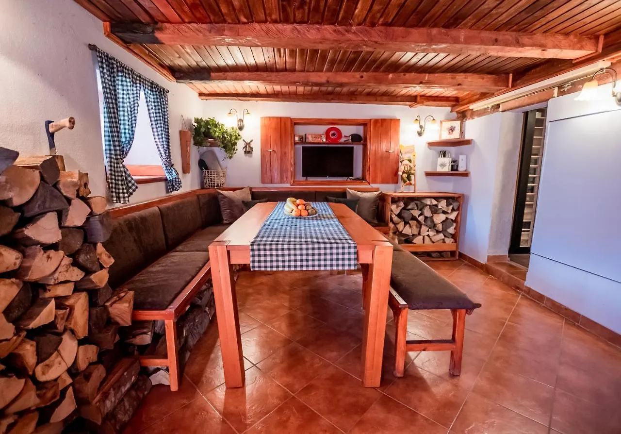 Pine & Oak Holiday Home Fužine شاليه